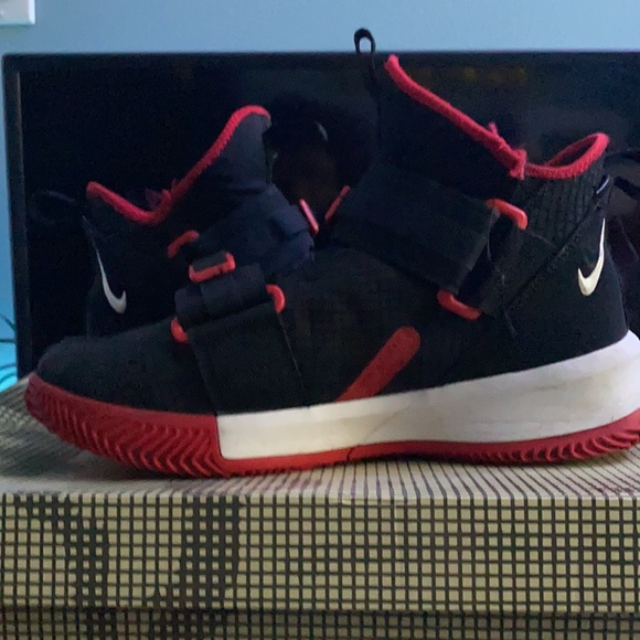 Used LeBron basketball shoes - Picture 3 of 5